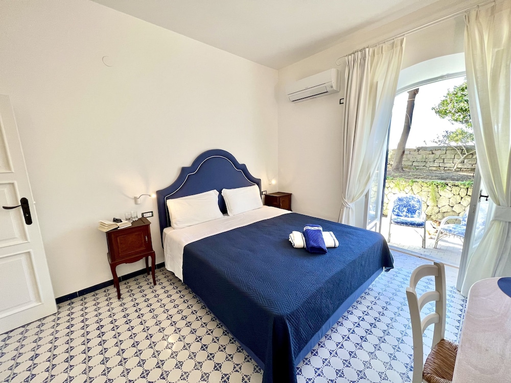 Classic Room, 1 Queen Bed, Hill View, Annex Building photo 1