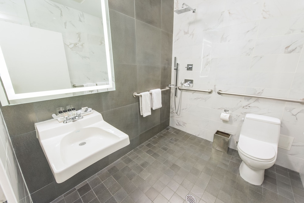 Deluxe Room, 1 King Bed, Mobility Accessible