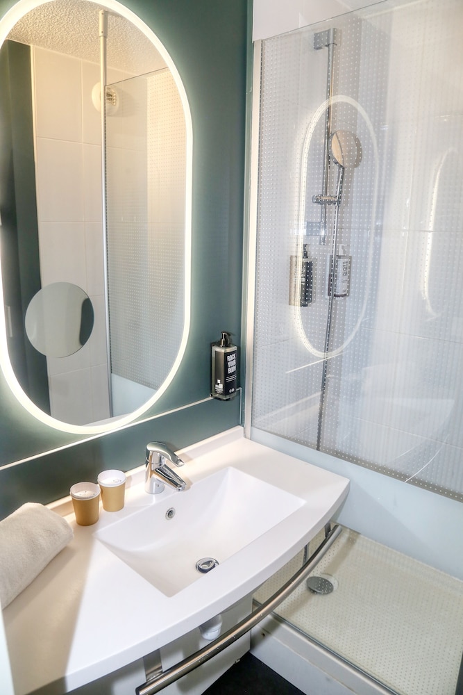 Standard Room, 2 Twin Beds - Photo 8
