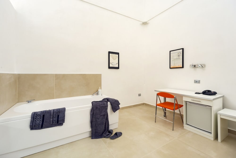 Traditional Suite, Jetted Tub