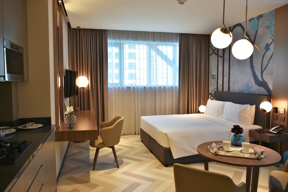 Deluxe Studio, 1 King Bed (Sky.)