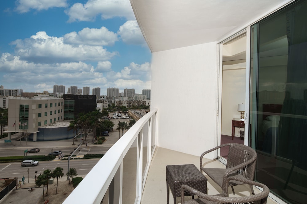 Luxury Studio Suite, 2 Queen Beds, Kitchenette, Partial Ocean View photo 2