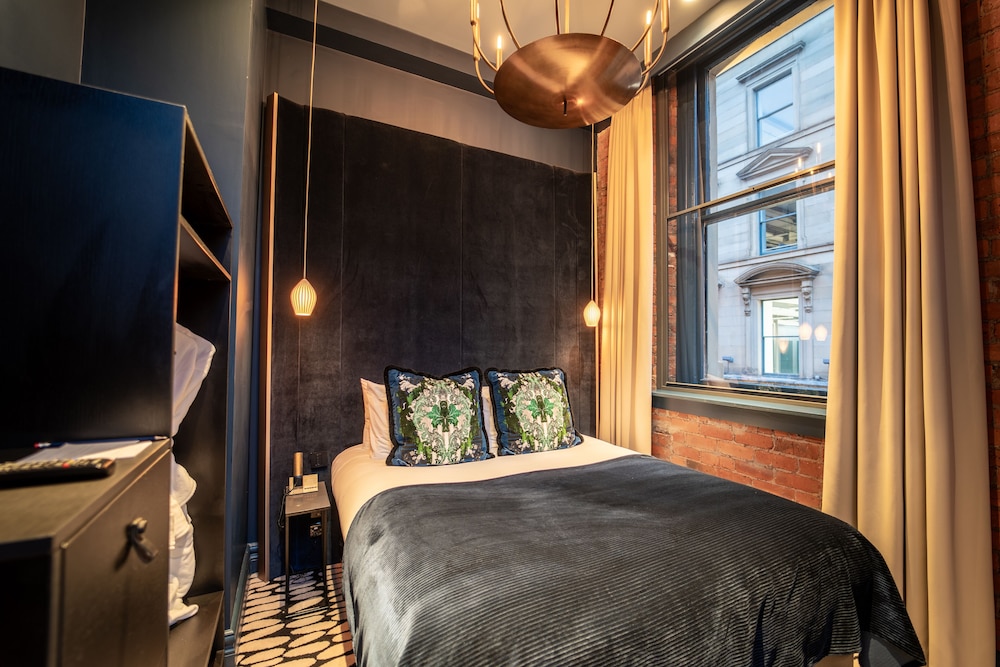 Signature Suite, 1 King Bed - Photo 2