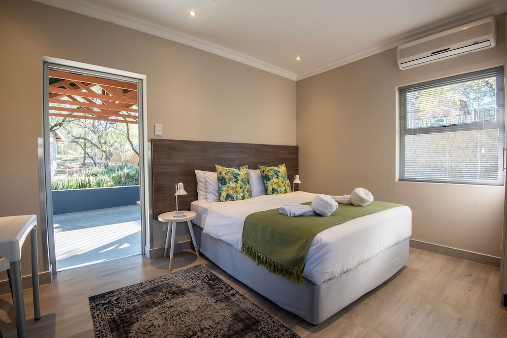 Standard Chalet, 1 Queen Bed, Kitchenette, Garden Area, 1 Bedroom
