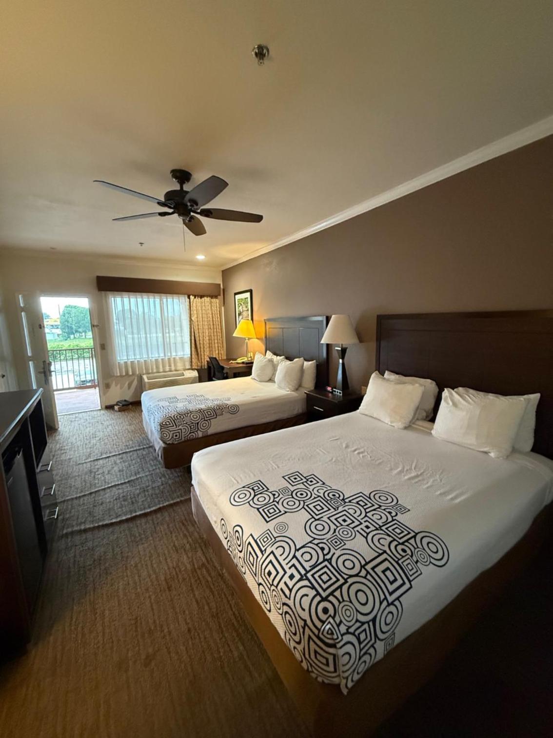 Queen Room With Two Queen Beds - Photo 4