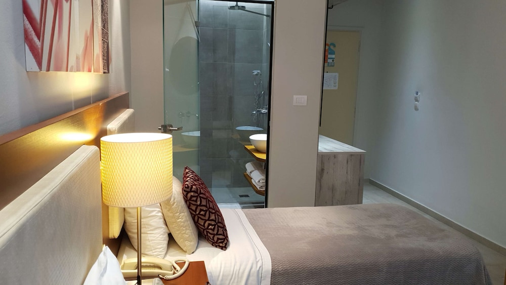Comfort Room, 2 Twin Beds, Balcony, Garden View photo 2