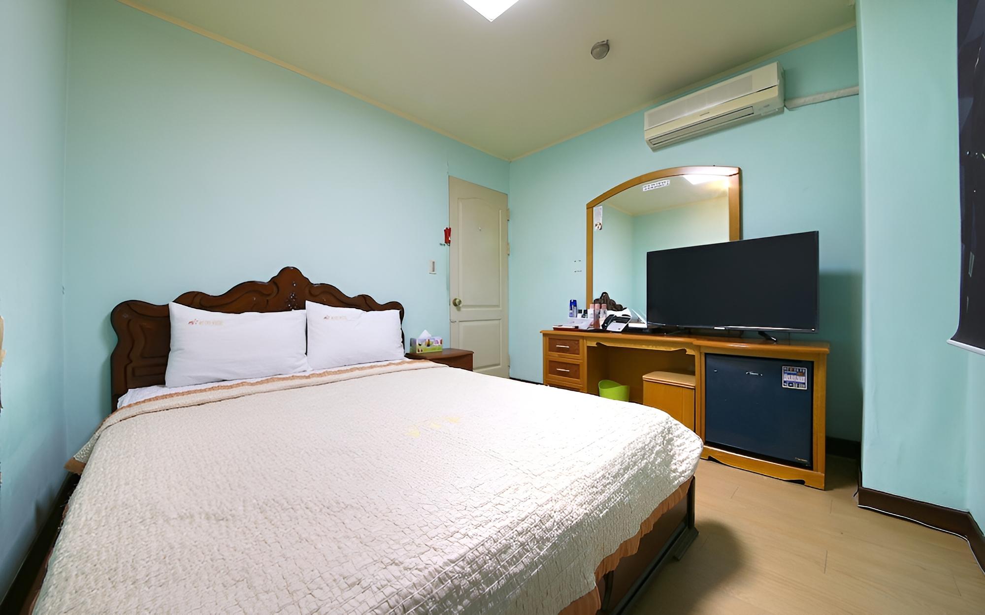 Room (Standard Room) - Photo 15