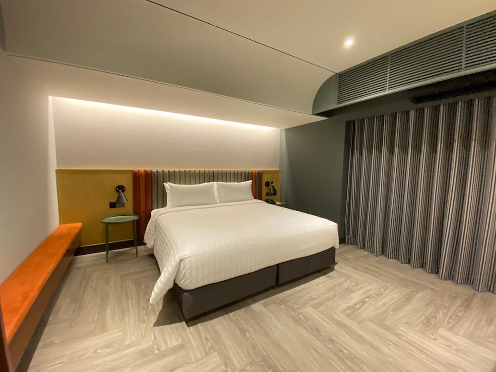 Deluxe Room, 1 King Bed photo 1