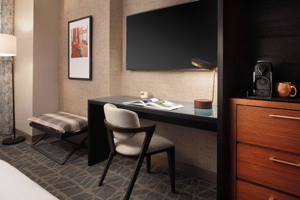 Room, 1 King Bed, City View (Mobility Accessible, Roll-In Shower) photo 2