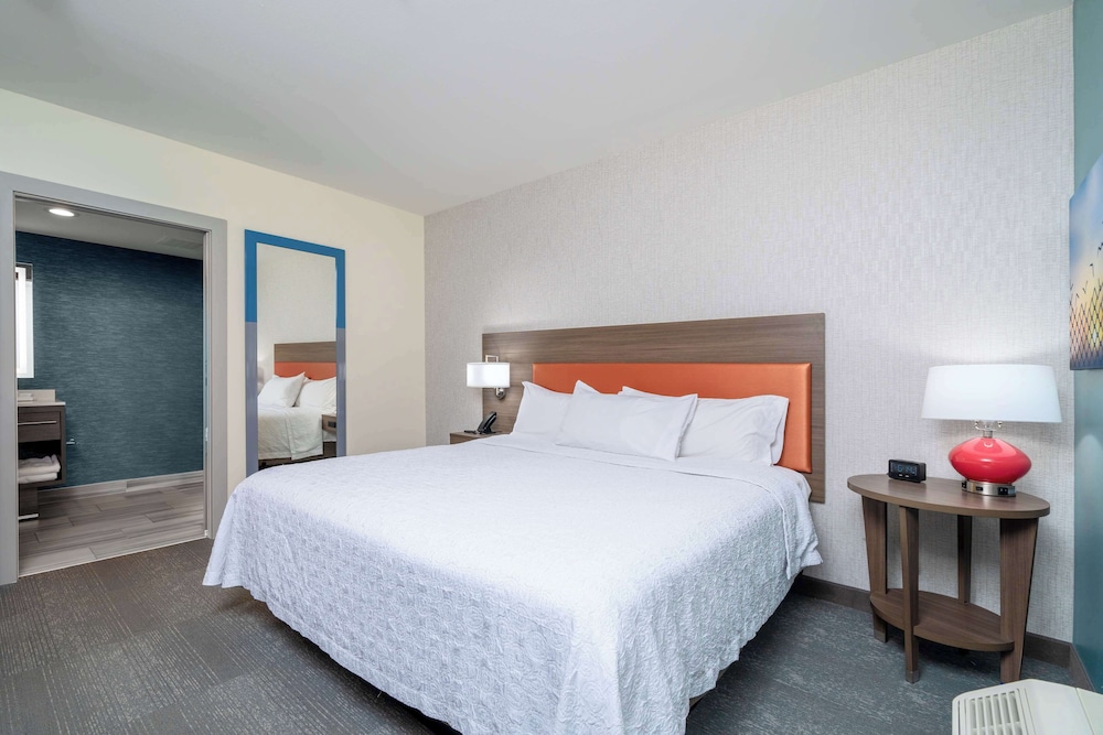 Suite, 1 King Bed, Accessible, Bathtub - Photo 1