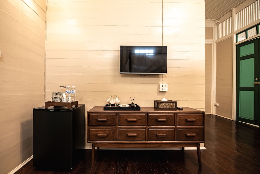 Executive Room, 1 King Bed, Non Smoking, Private Bathroom photo 3