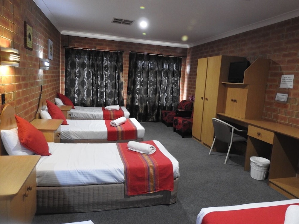 Deluxe Large Family Room photo 3