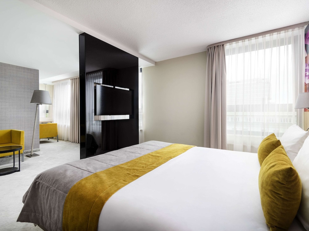 Suite, 1 Queen Bed with Sofa bed photo 2