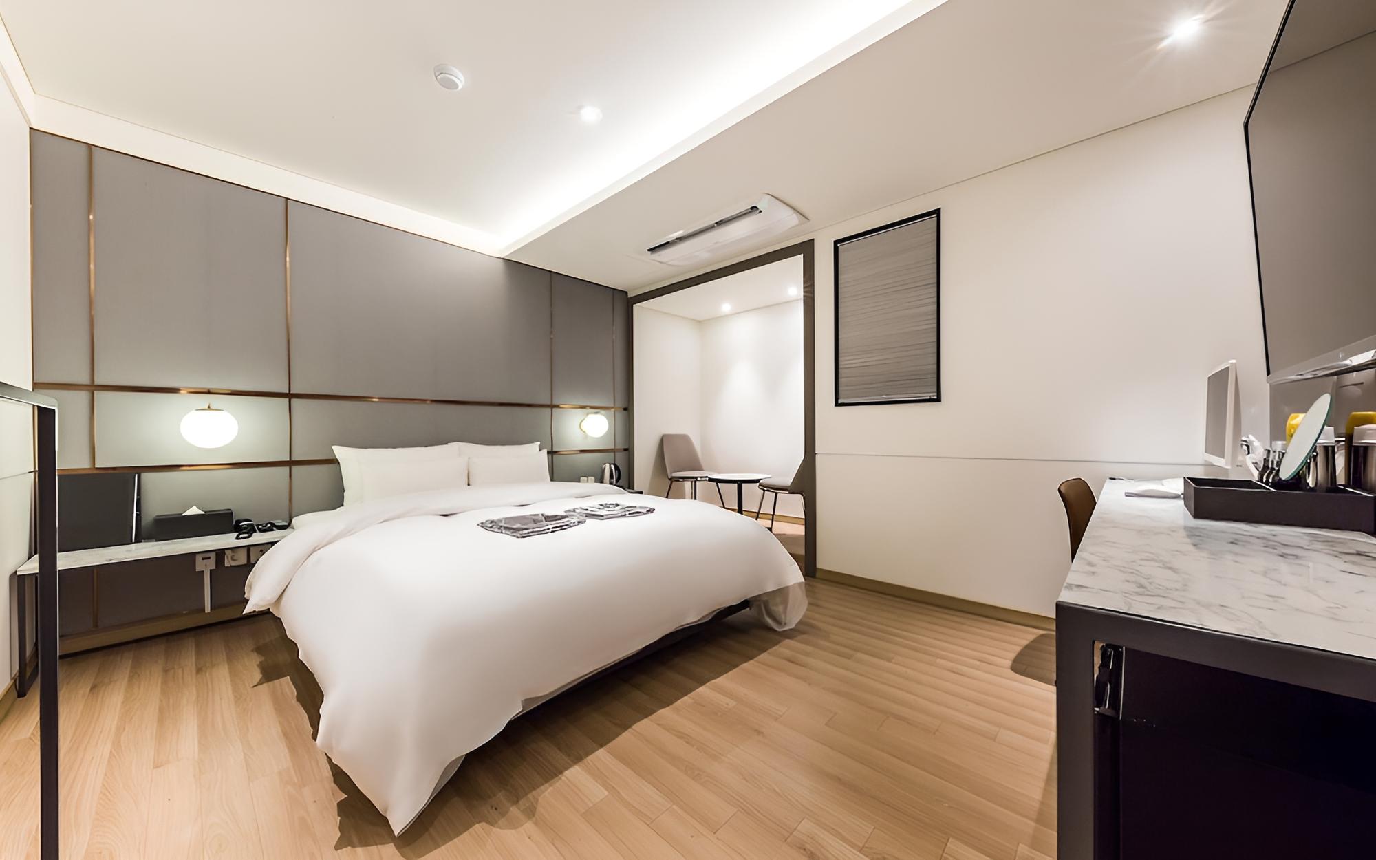 Room (Suite) - Photo 2