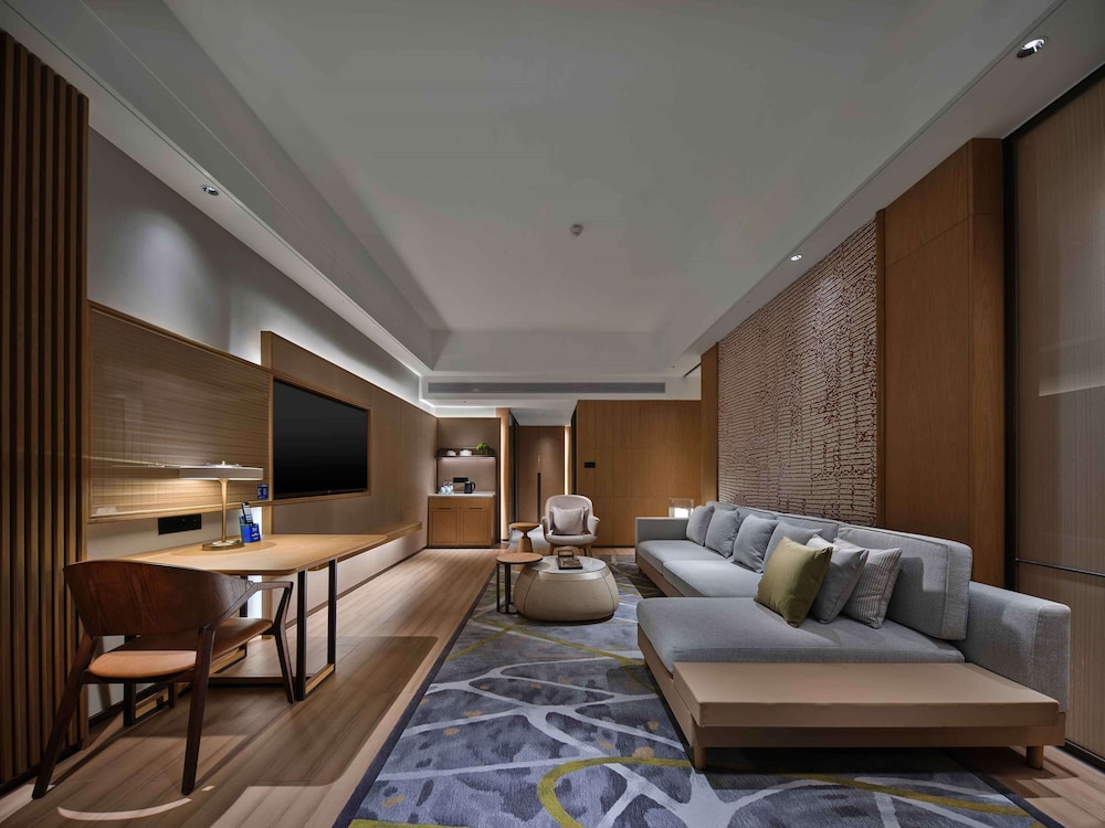 Suite, 1 Bedroom - Photo 2