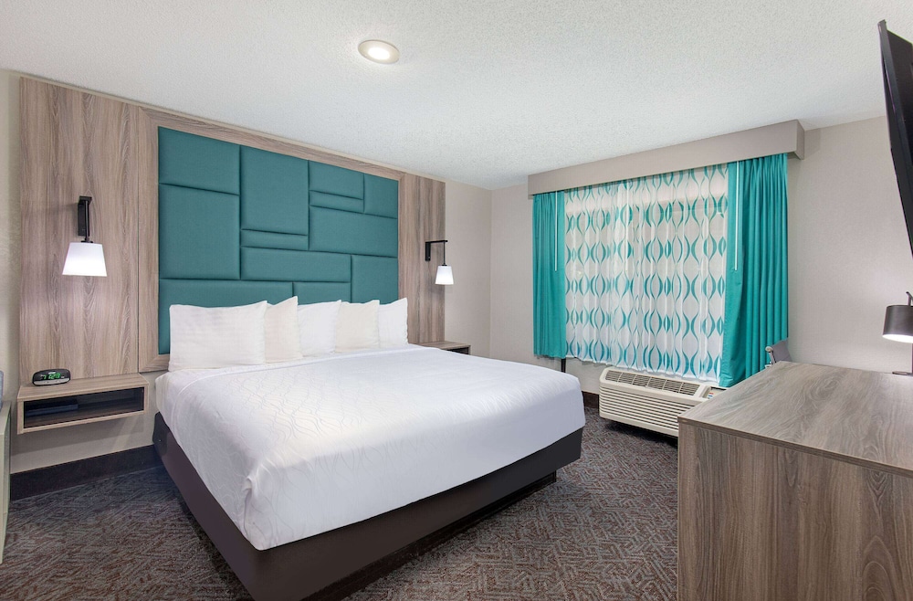 Deluxe Suite, Multiple Beds, Non Smoking (Deluxe Family Suite) - Photo 3