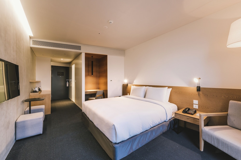 [Pool Package] Standard Double Room, Mountain View - All Day Pool Access for 1 Adult
