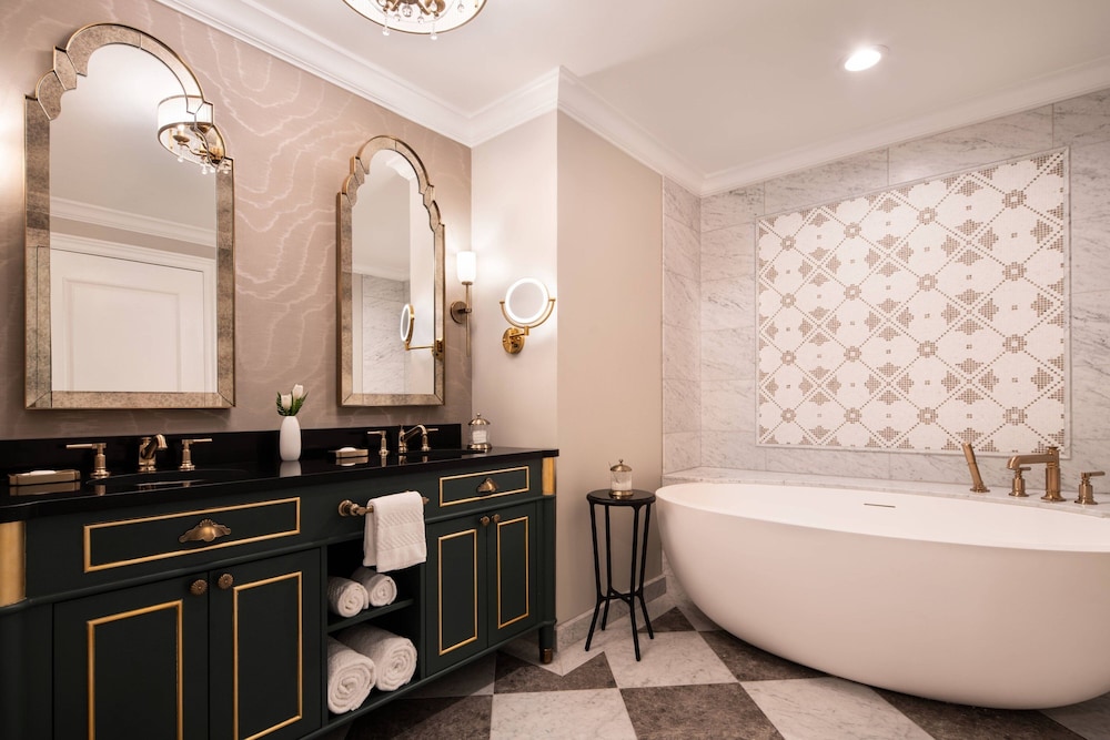 Club Room, 1 King Bed (Mobility Accessible, Tub) - Photo 5