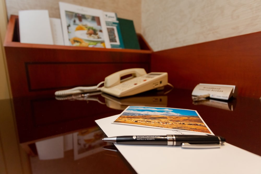 Classic Room, 1 King Bed, Smoking, Club Lounge Access (High Floor, Lounge Access) photo 3