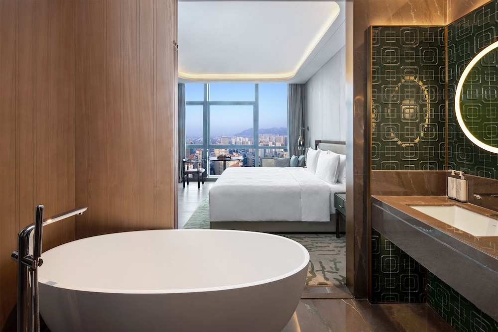 Suite, 1 King Bed, Club Lounge Access - Photo 1