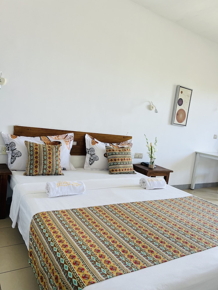 Room, 1 Queen Bed, Beach View photo 1
