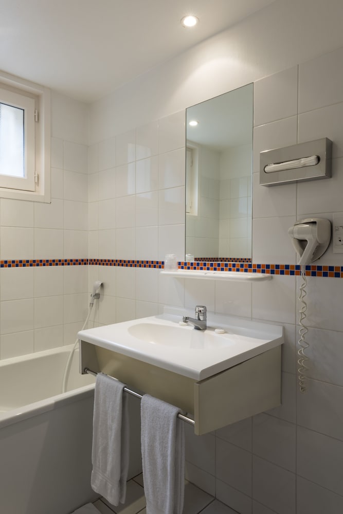 Double or Twin Room - Photo 10