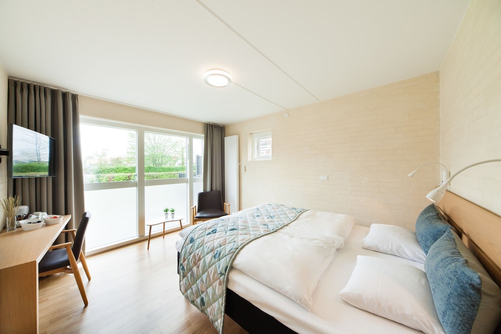 Standard Room, 1 Queen Bed, Garden View