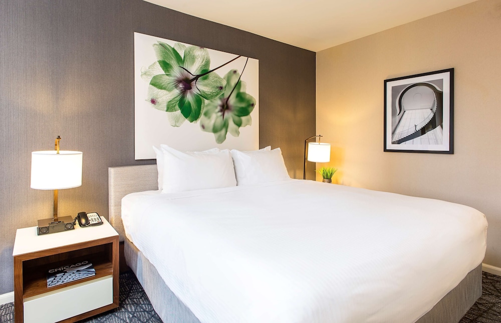 Signature Room, 1 King Bed, Lake View (or striking Park View) - Photo 1