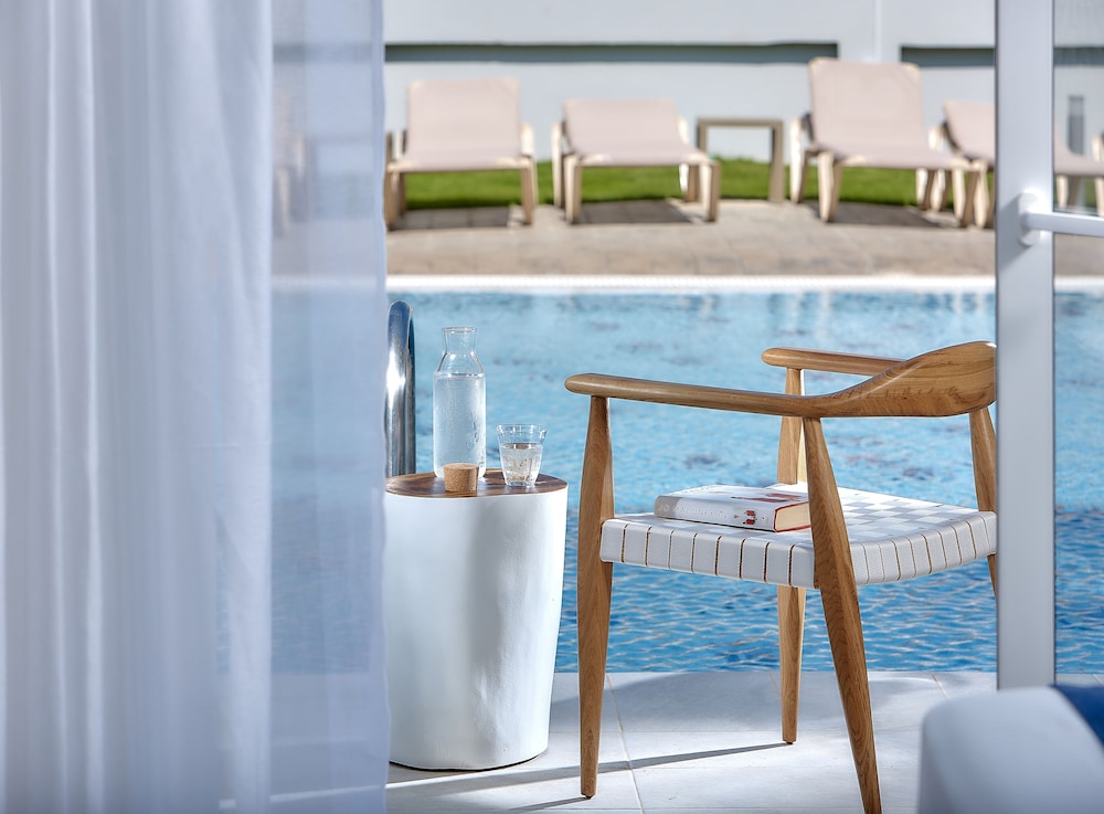 Junior Suite with Sharing Pool photo 2