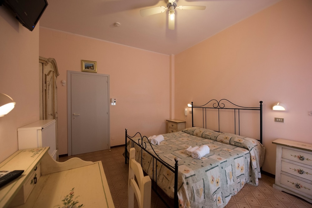 Double or Twin Room photo 2
