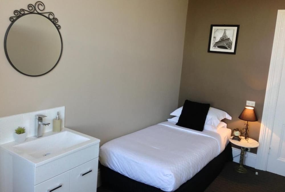 Premium Twin Room photo 3