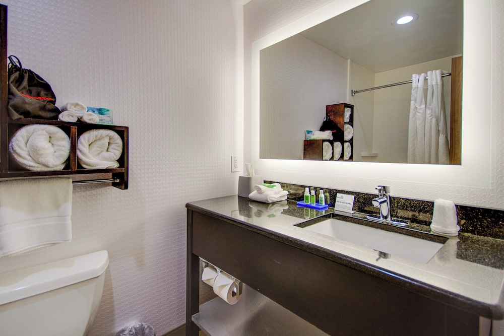 Standard Room, Multiple Beds - Photo 4