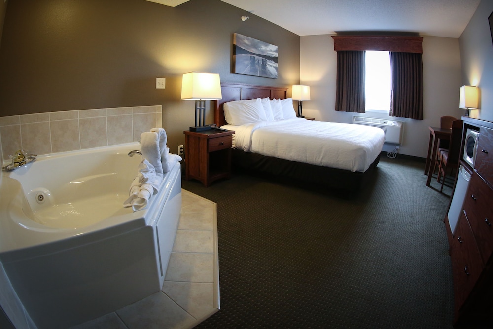 Room, 1 King Bed (Whirpool) photo 1