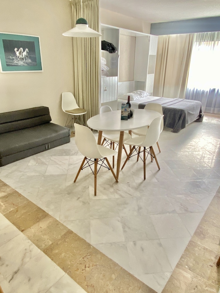 Superb Apartment, 2 Bedrooms, Kitchenette, Partial Ocean View