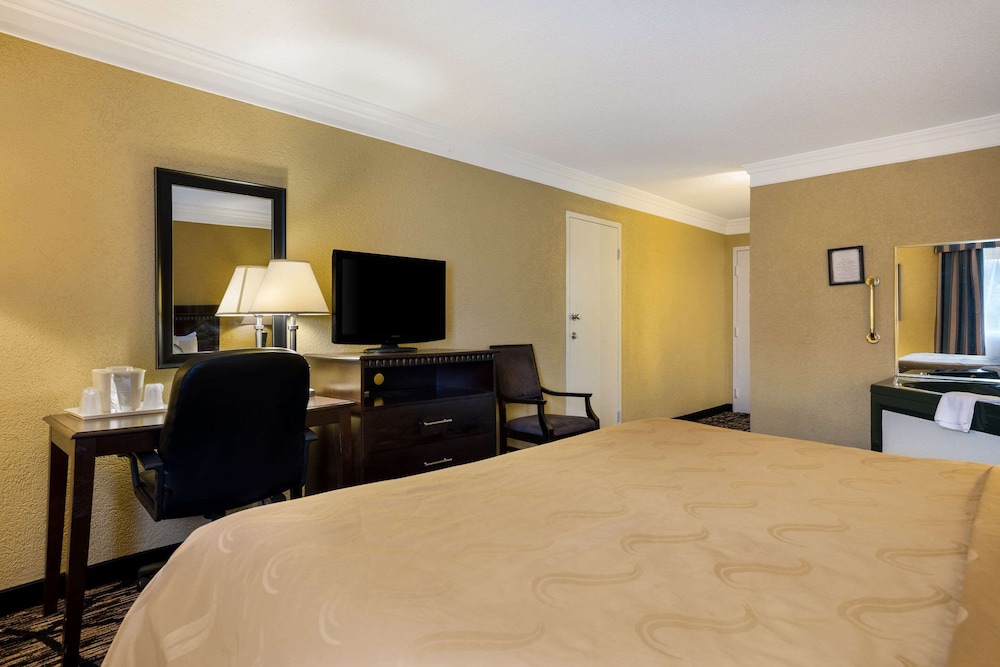 Standard Room, 1 King Bed, Non Smoking - Photo 4