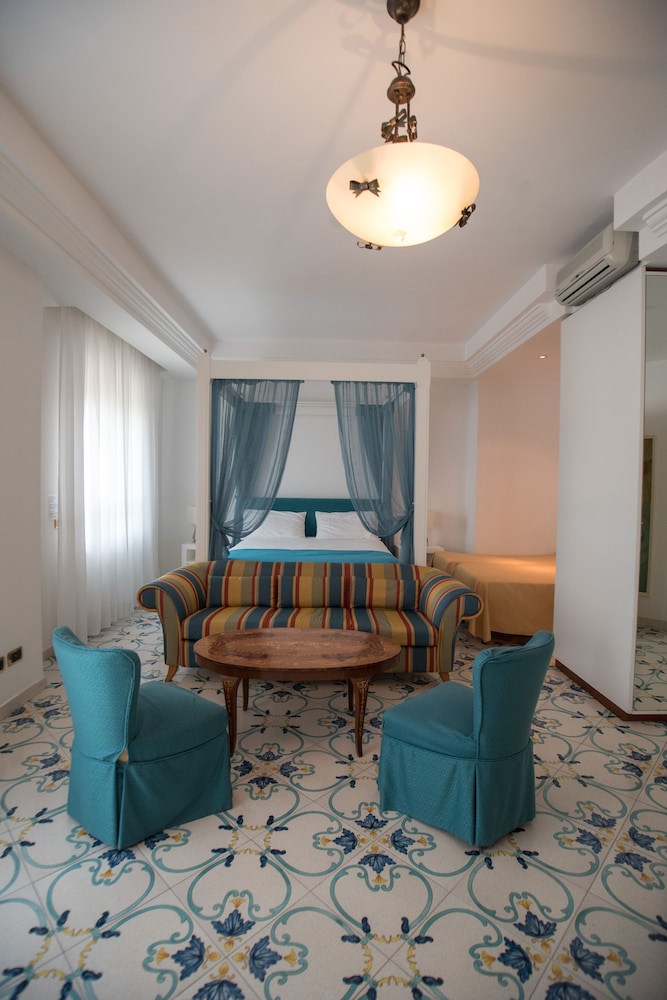 Junior Suite, Partial Sea View - Photo 4
