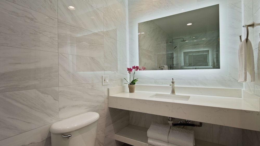 Suite, 2 Queen Beds, Non Smoking, Jetted Tub (with Sofabed) thumbnail 6