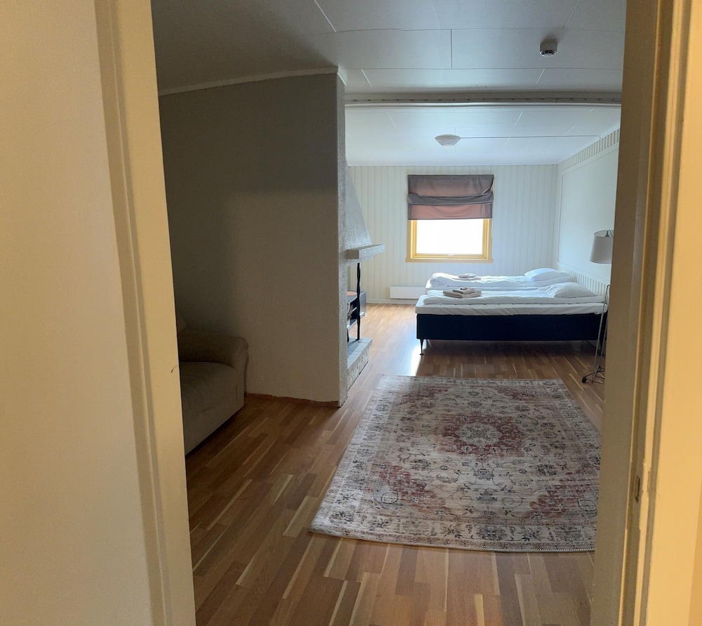Economy Twin Room, 2 Twin Beds, Shared Bathroom