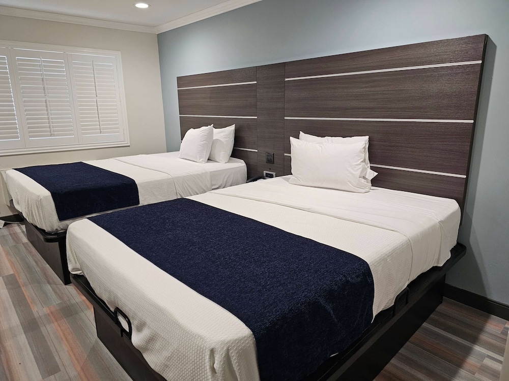 Room, 2 Double Beds, Non Smoking - Photo 5