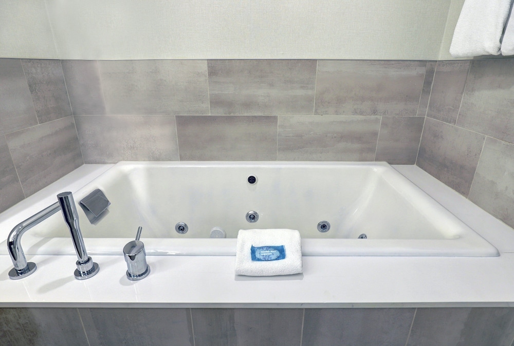 Suite, 1 King Bed, Jetted Tub (Living Area) - Photo 5