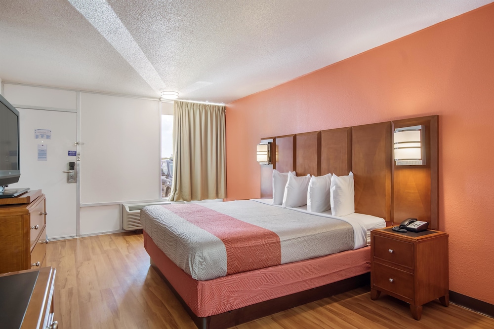 Standard Room, 1 King Bed, Smoking, Refrigerator & Microwave photo 2