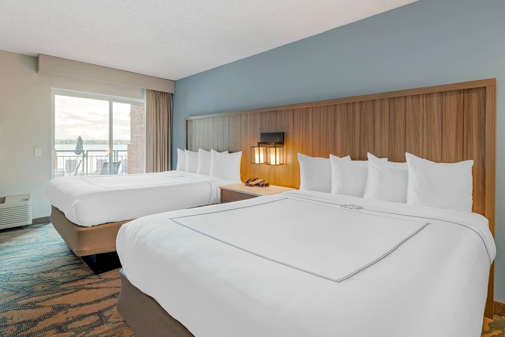 Room, 2 Queen Beds, Non Smoking (Upgrade) - Photo 6