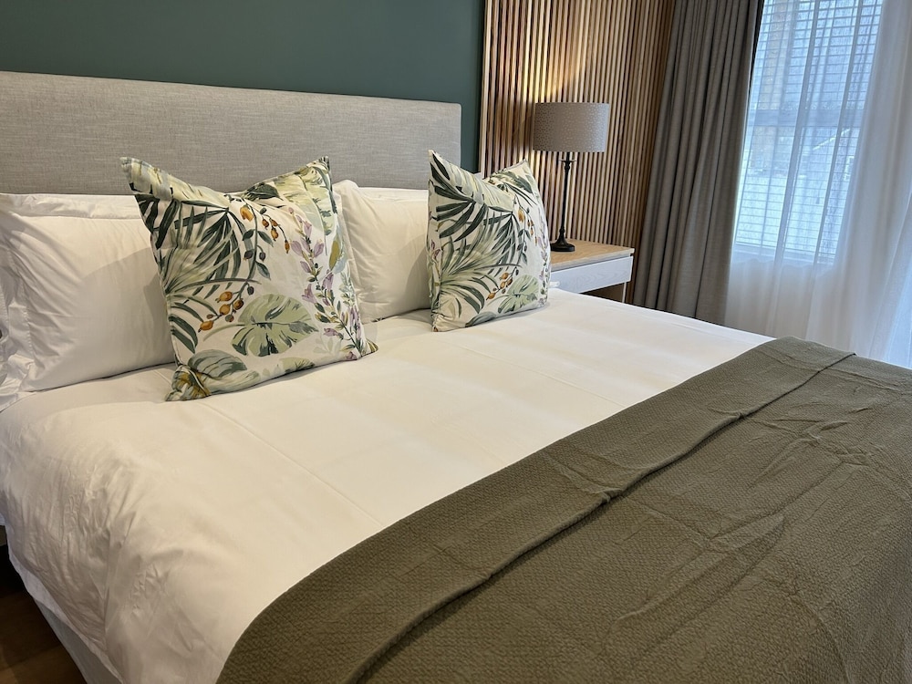 Luxury Room, 1 King Bed, Non Smoking, Mountain View - Photo 7