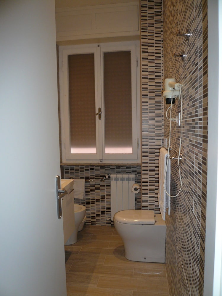 Classic Twin Room - Photo 13