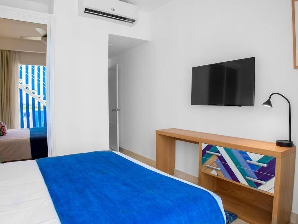 Basic Condo, Balcony, Golf View photo 3