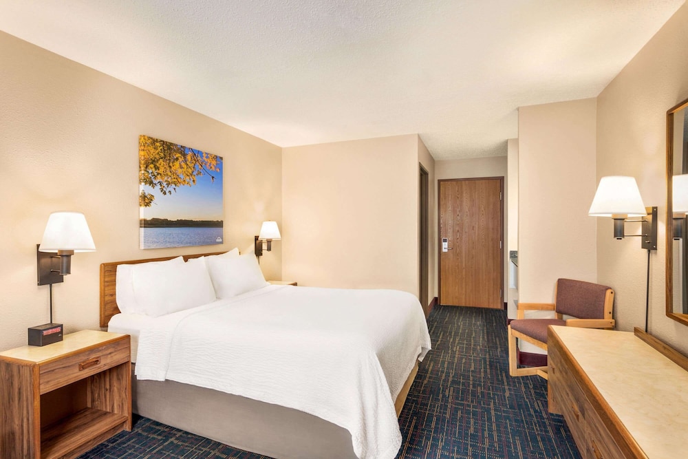 Standard Room, 1 Queen Bed - Photo 3