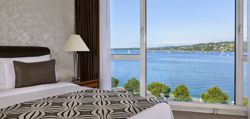 Junior Suite, 1 King Bed, Lake View thumbnail 5