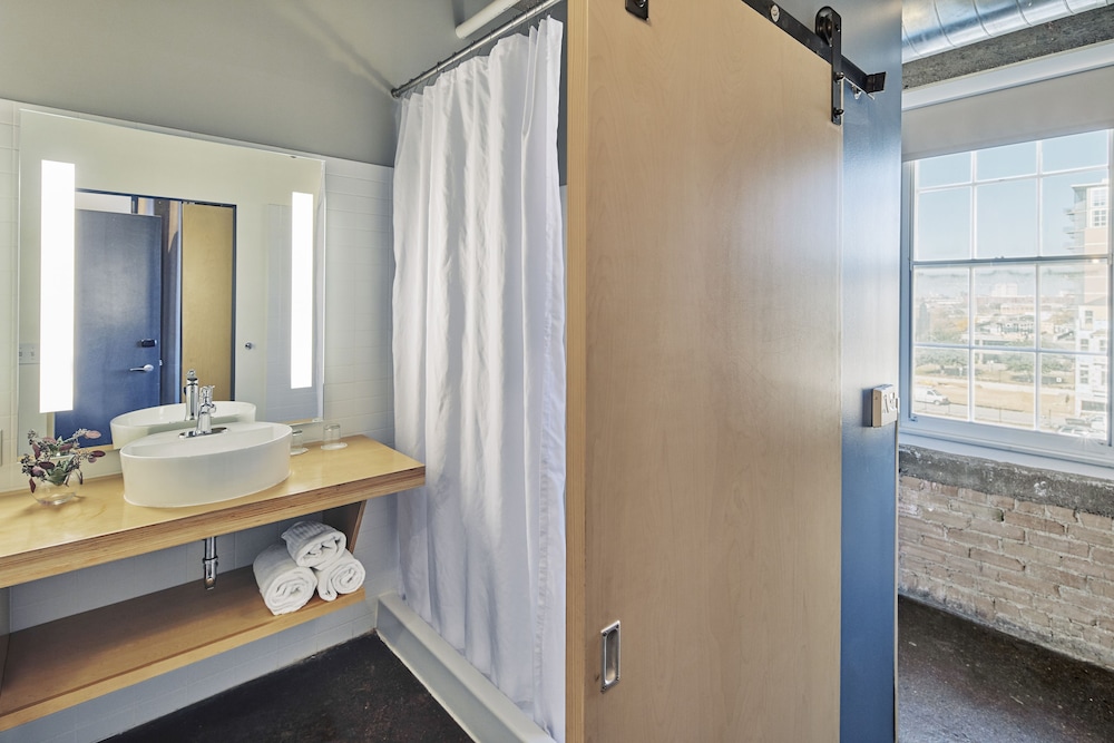 Deluxe Room, 1 King Bed - Photo 3