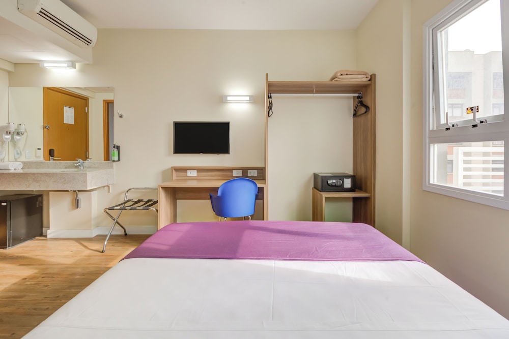 Standard Triple Room, 1 Queen Bed, Mobility Accessible photo 2