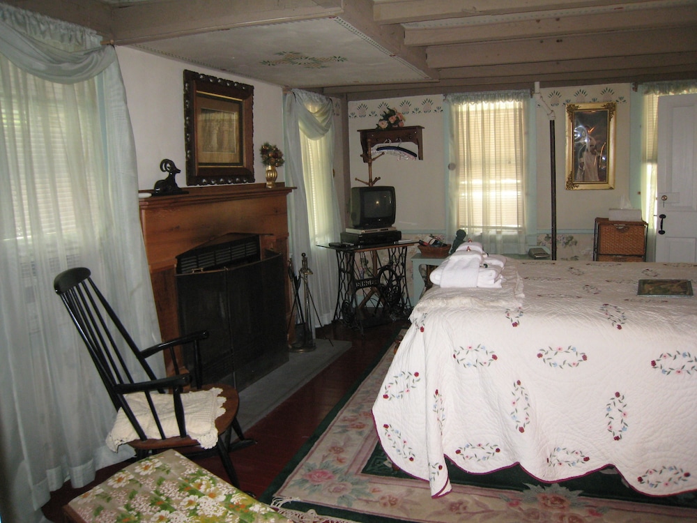 Holly Room photo 2